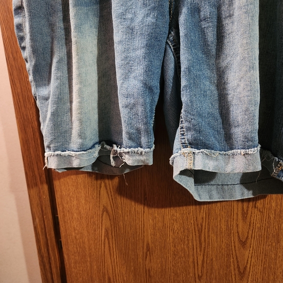 Wallflower Size 22 Denim Bermuda Shorts With Cuffed Hem And Pocket Detailling - Picture 3 of 8